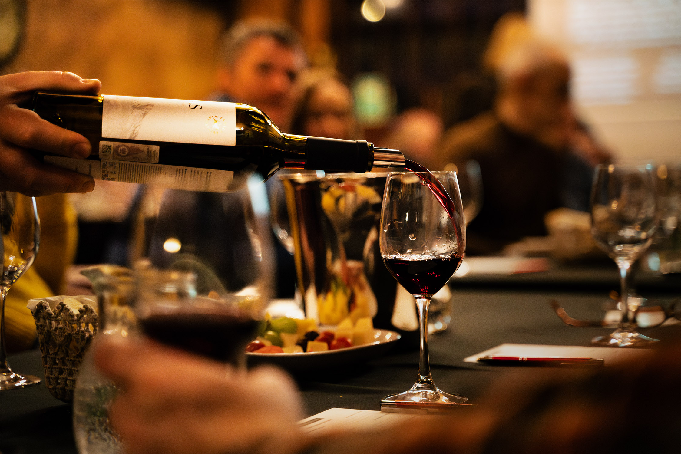 Jak degustować wino jak ekspert – poradnik w 5 krokach