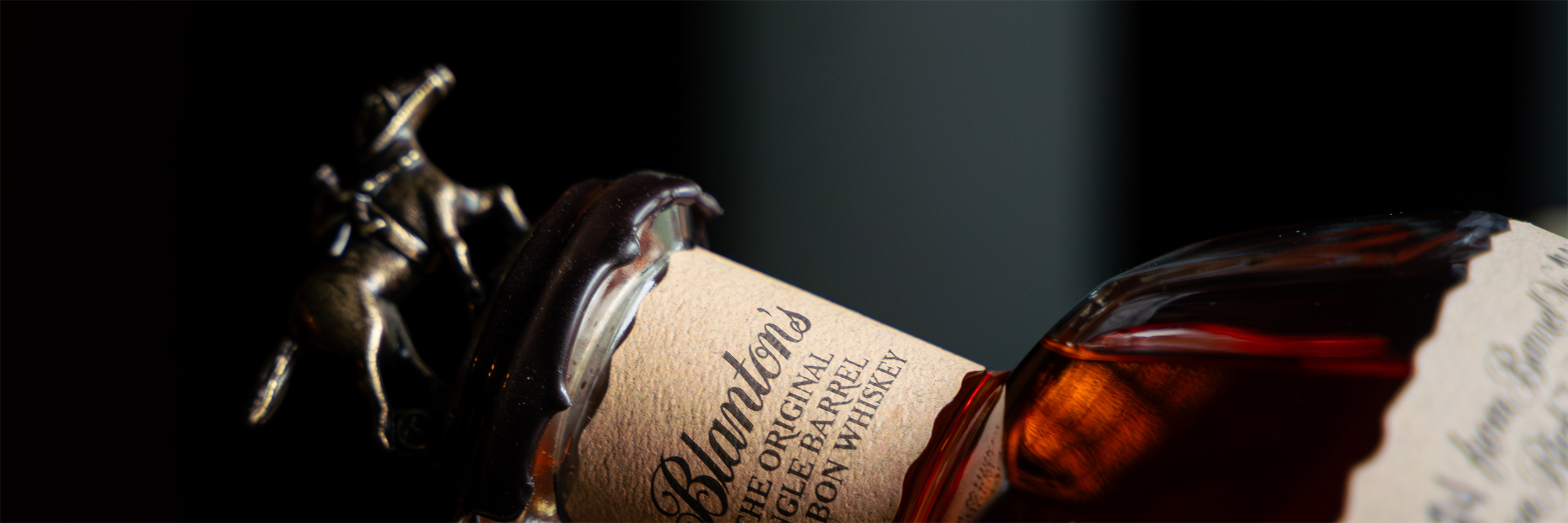 Bourbon to nie tylko whisky z Ameryki. O kukurydzy, prawie i dwóch butelkach, które tłumaczą wszystko