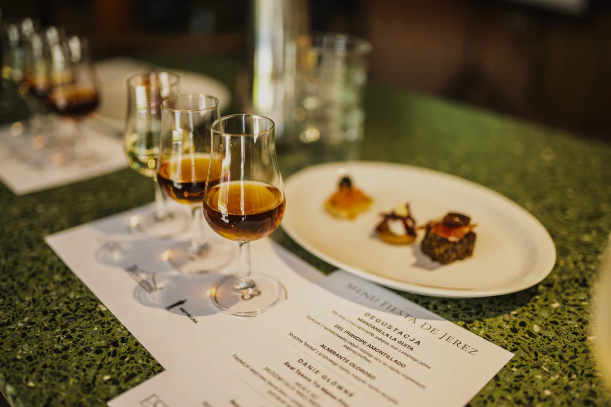 Degustacje wina w salonach M&P – jak wyglądają i jak się na nie zapisać